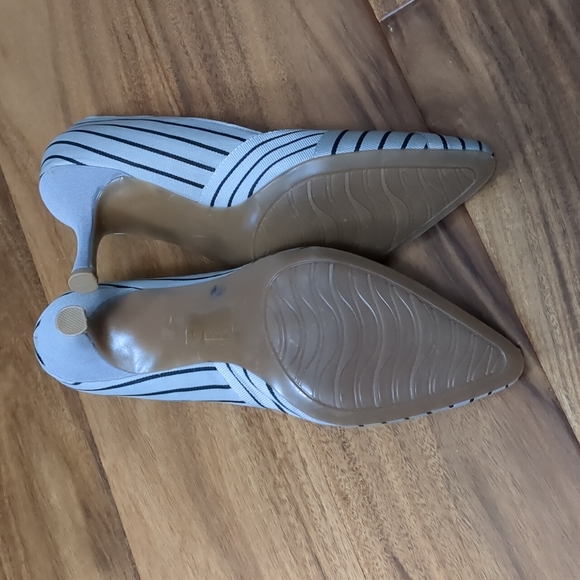 New, never worn. Naturalizer heels size 6M - Picture 2 of 5